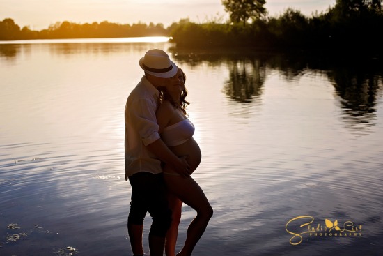 Babybauch Fotos im Freien und Fotostudio 