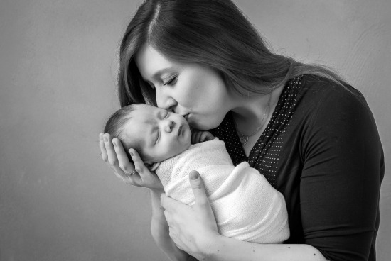 Baby Julian mit seinen Geschwister bei seinem ersten Babyshooting - Babyfotograf Schweinfurt - Hassfurt - Coburg - Ebern - Bamberg