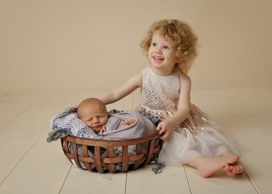 Luca und seine grosse Schwester beim Fotoshooting in Hassfurt - Babyfotos Bamberg - Würzburg - Ebern - Schweinfurt