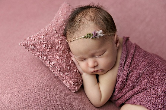 Neugeborenes Babymädchen bei seinem ersten Fotoshooting-natürliche Babyfotos aus Haßfurt Bayern-Babyfotograf Schweinfurt-Bamberg-Coburg