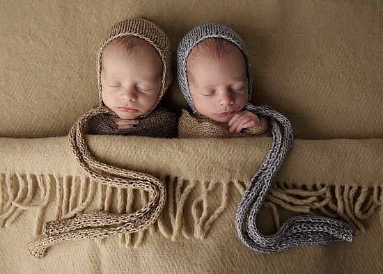 Zwillingsbrüder und ihre stolze Schwester bei mir im Fotostudio in Haßfurt