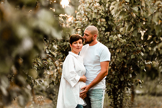 Schwangerschats-Fotoshooting auf einer Apfelplantage.