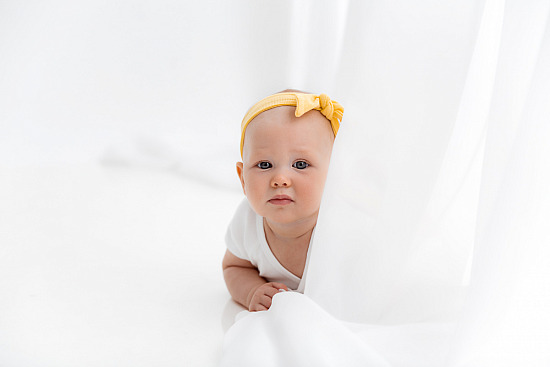Lilly - 6 Monate alt - Sitter baby - Ihr Fotoshooting mit edel weißen Hintergrund - Schweinfurt